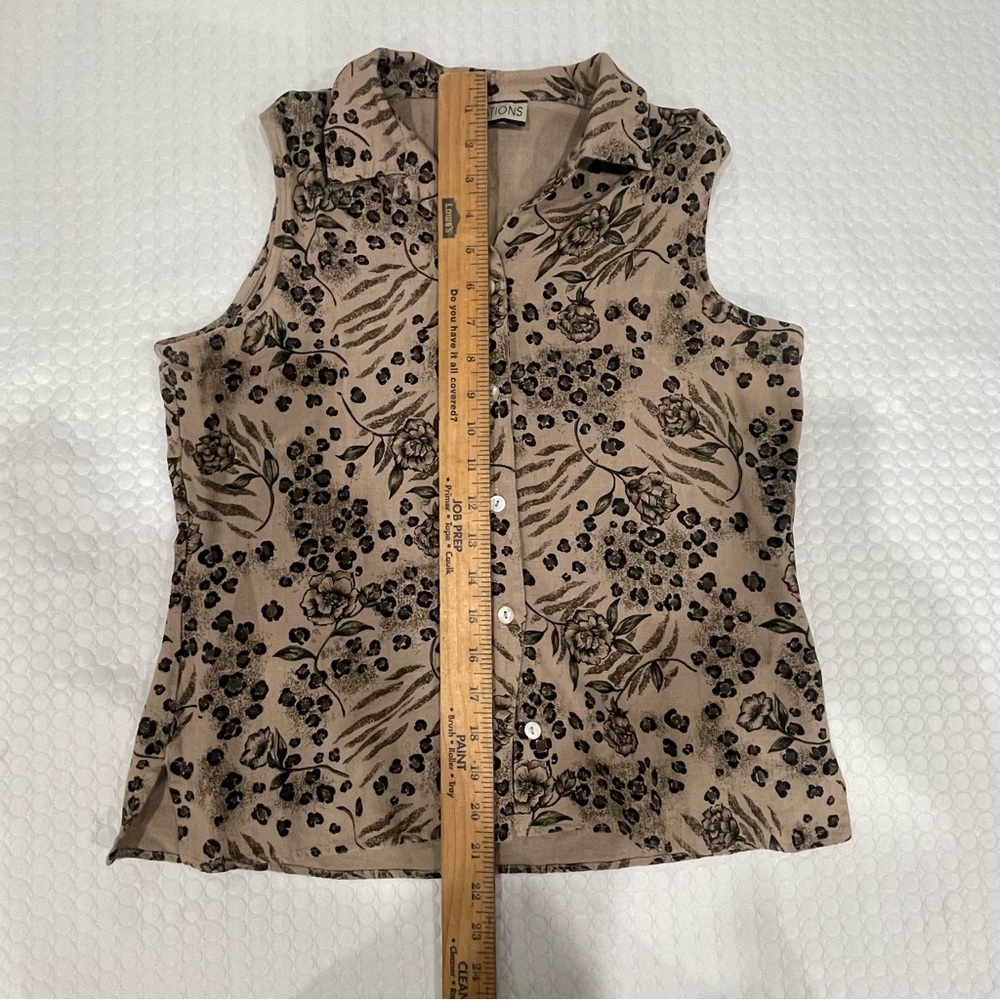 Sleeveless button down blouse. Lightweight. Sz M. Perfect alone or w/cardigan - Picture 10 of 12